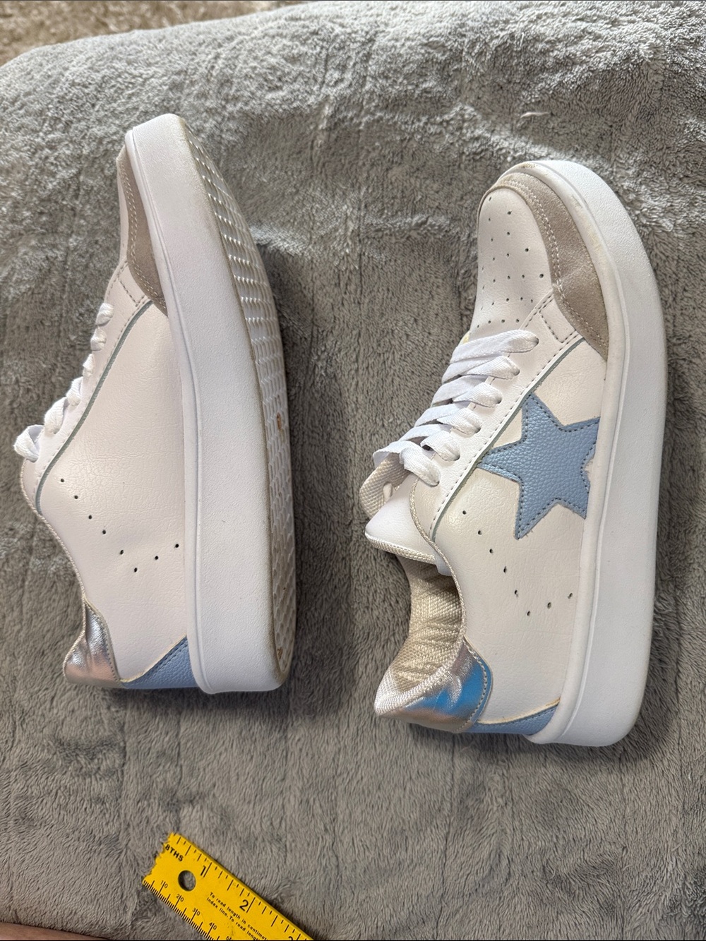 Women’s White Sneakers with Light Blue Star Accent size 6 memory foam - Picture 3 of 8